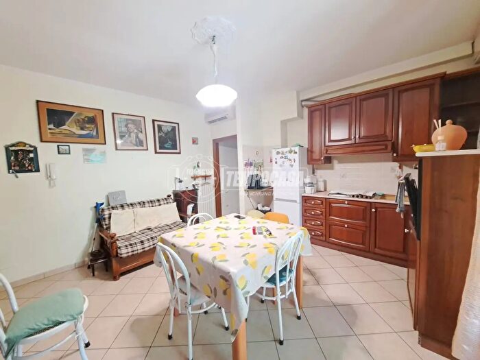 Appartamento trilocale in vendita in Via Carrara, Modena