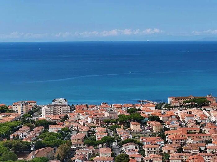 Casa con 6 locali in vendita in Cecina
