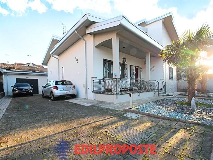 Casa con 5 locali in vendita in Via Rossini, Limbiate