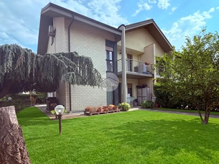 Casa con 6 locali in vendita in Via Borsellino, Asti
