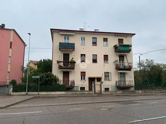 Appartamento trilocale in vendita in Via Comacchio, Verona