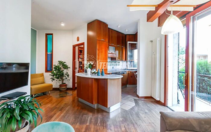 Appartamento trilocale in vendita in Via Oberdan, Cormano