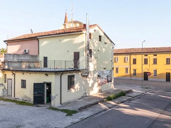 Appartamento bilocale in vendita in Via Roma, Curtatone