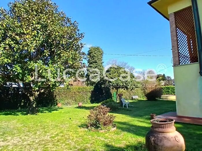 Casa con 15 locali in vendita in di Magazzeno, Lucca