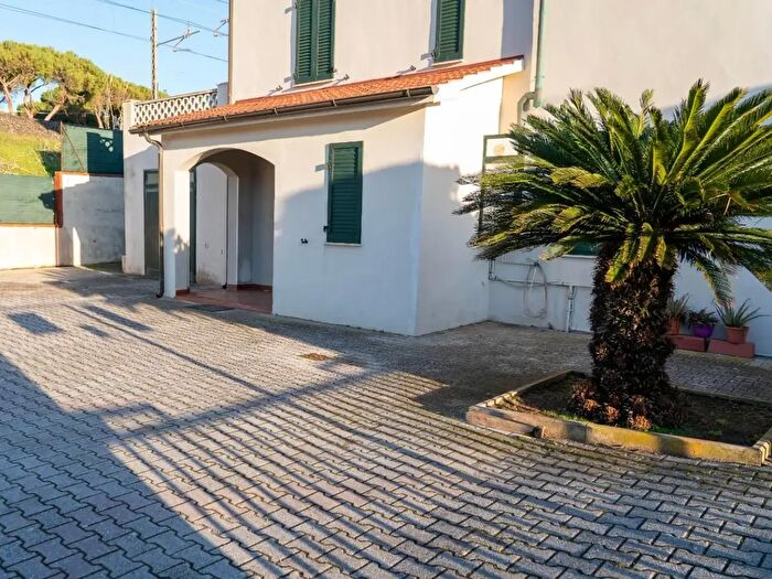 Casa con 6 locali in vendita in Rosignano Marittimo