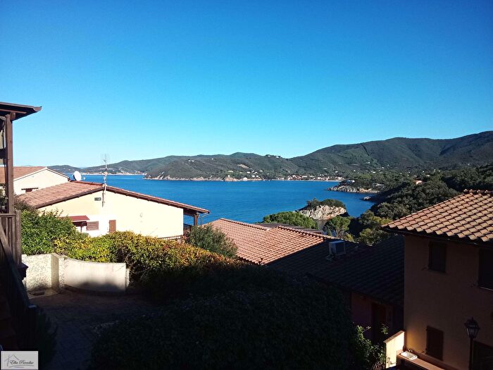 Appartamento trilocale in vendita in Via delle Mimose, Marciana