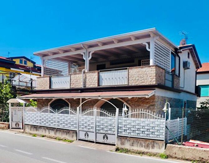 Casa con 5 locali in vendita in Via Parmenide, Ascea