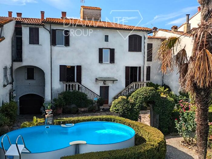 Casa con 12 locali in vendita in Castiglione Del Lago