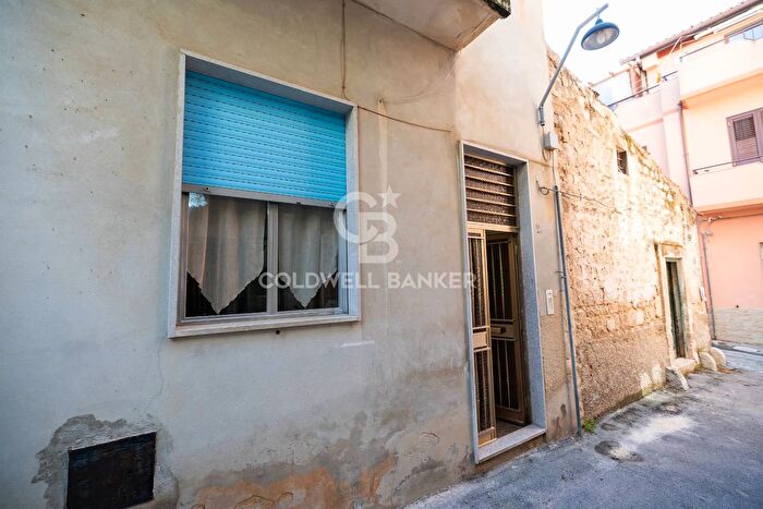 Casa con 7 locali in vendita in Via Tevere, Scicli