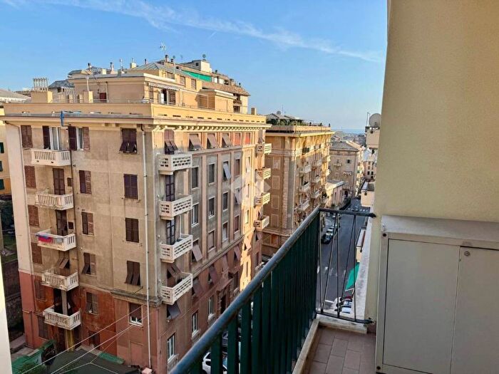 Appartamento trilocale in vendita in Via Giovanni AMolfino, Sestri Ponente, Genova