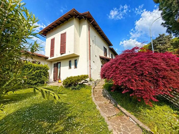 Casa quadrilocale in vendita in Via Isonzo, Usmate Velate