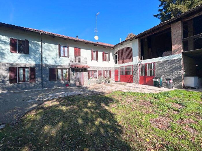 Casa con 8 locali in vendita in Località Valleversa, Asti