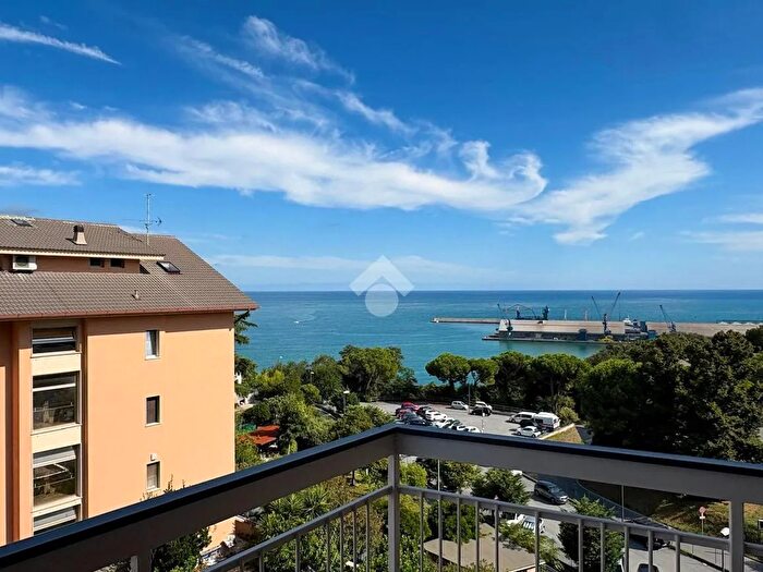 Appartamento trilocale in vendita in Via Genova, Savona