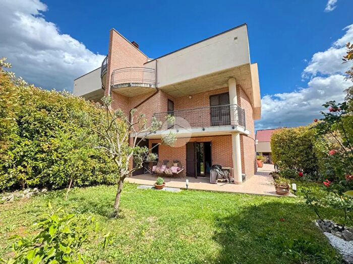 Appartamento quadrilocale in vendita in Via Francesco Paolo Tosti, Teramo