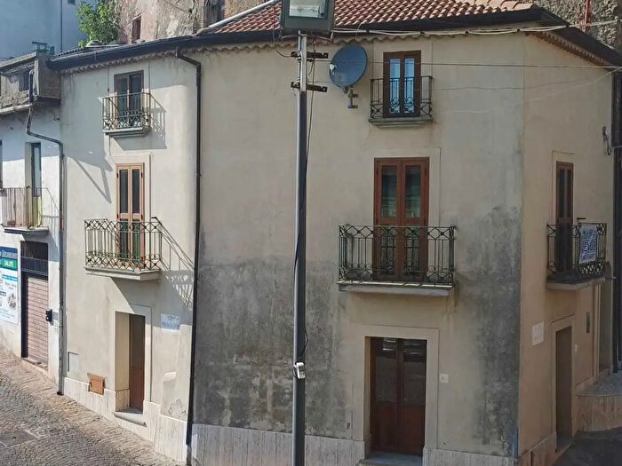 Appartamento trilocale in vendita in Vico Guglielmo Marconi, Torano Castello
