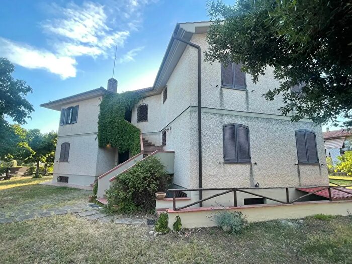 Casa con 10 locali in vendita in Roccastrada
