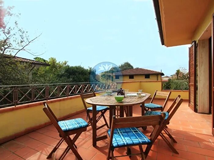 Appartamento con 5 locali in affitto in Pietrasanta