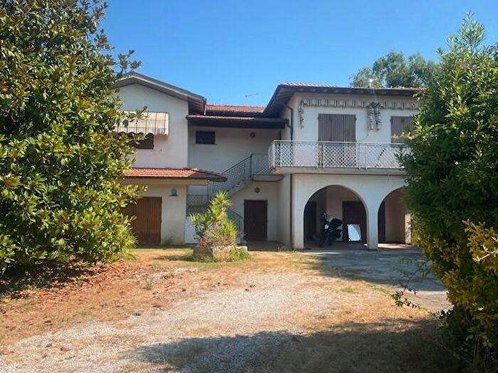 Appartamento con 11 locali in vendita in Pietrasanta