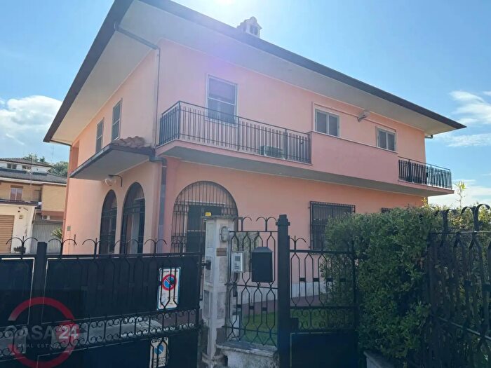 Casa con 11 locali in vendita in Strada Carrara, Latina