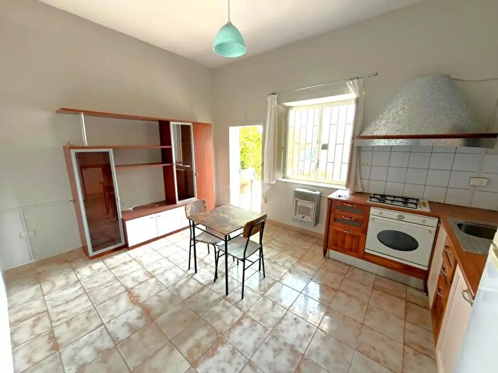 Appartamento bilocale in affitto in Via Camaldolilli, Napoli