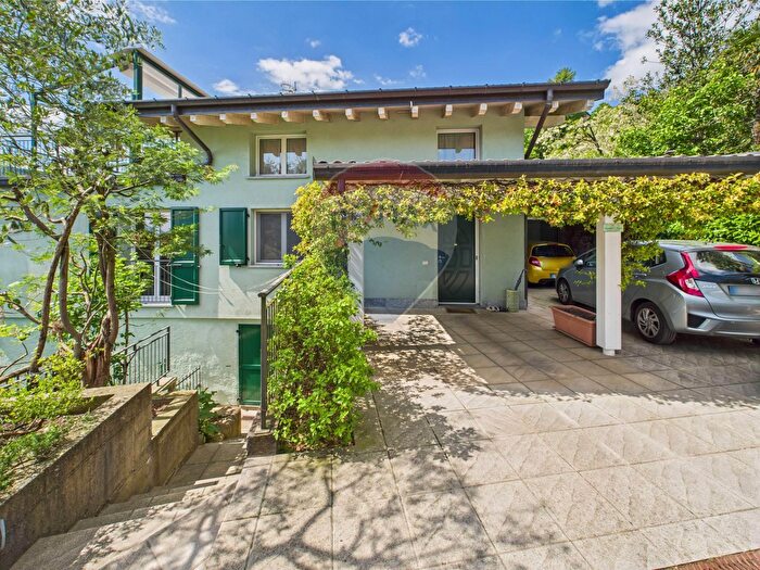 Casa con 7 locali in vendita in Via Ponte Tresa, Cadegliano Viconago