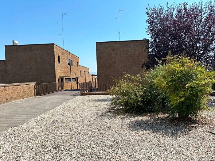 Casa con 7 locali in vendita in Via del Risorgimento Snc, Civita Castellana
