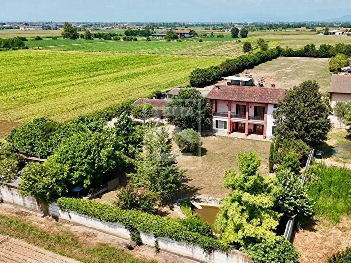 Casa con 12 locali in vendita in Via Cesare Battisti, Roccafranca