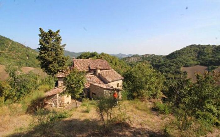 Casa con 6 locali in vendita in Mercatello Sul Metauro