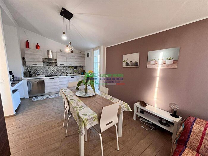 Appartamento con 6 locali in affitto in Comiso