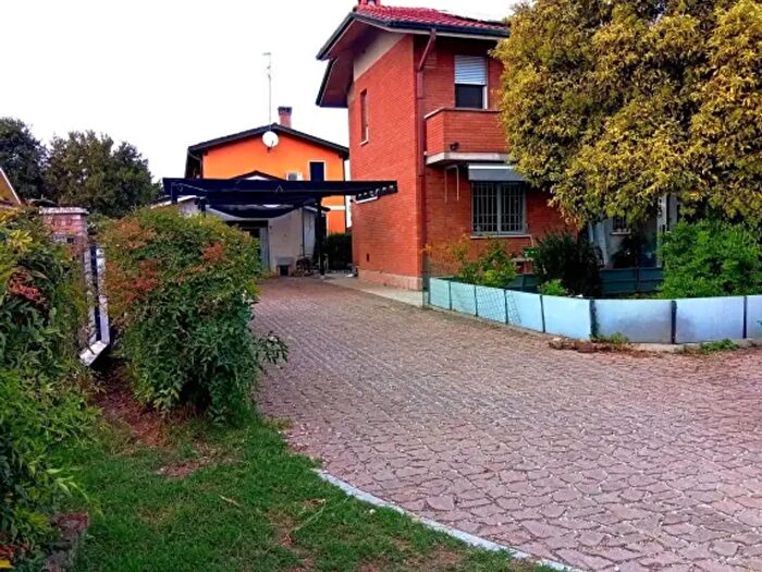 Casa con 5 locali in vendita in Occhiobello