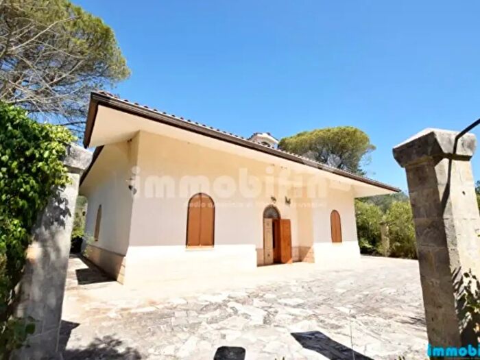 Casa con 6 locali in vendita in Oria