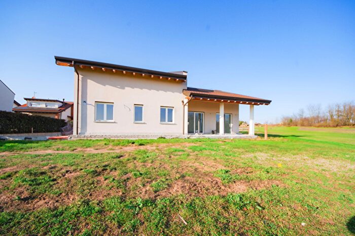 Casa con 6 locali in vendita in Correzzana