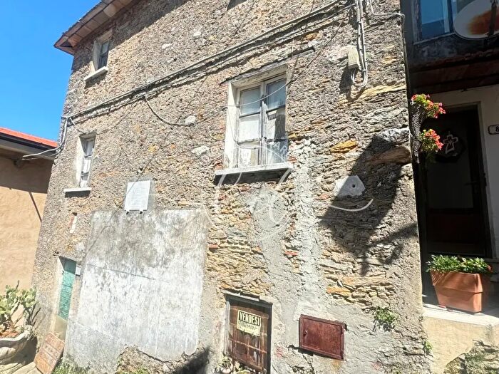Casa con 6 locali in vendita in Seravezza