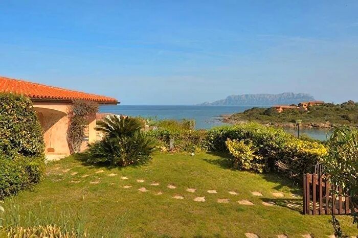 Casa con 9 locali in vendita in Golfo Aranci