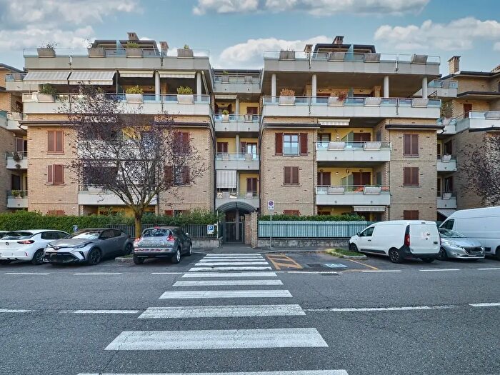 Appartamento trilocale in vendita in Via Martiri d'Ungheria, Seveso