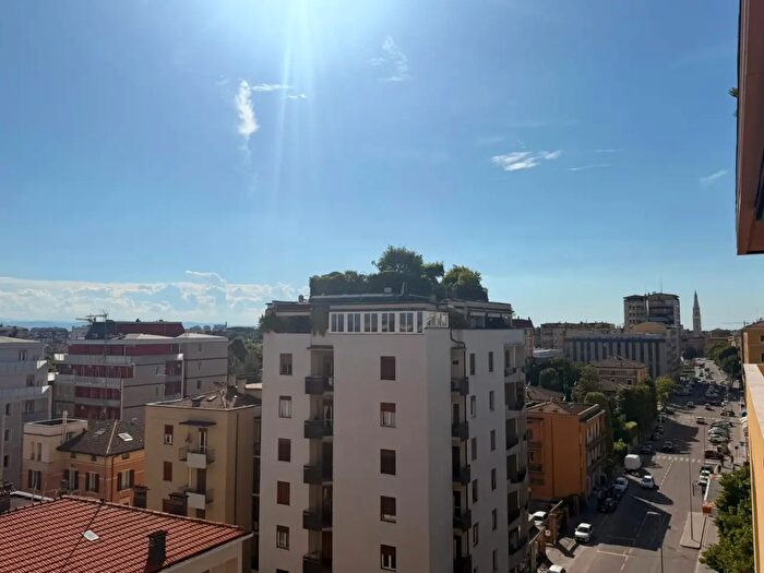 Appartamento trilocale in vendita in Via Emilia Est, Modena
