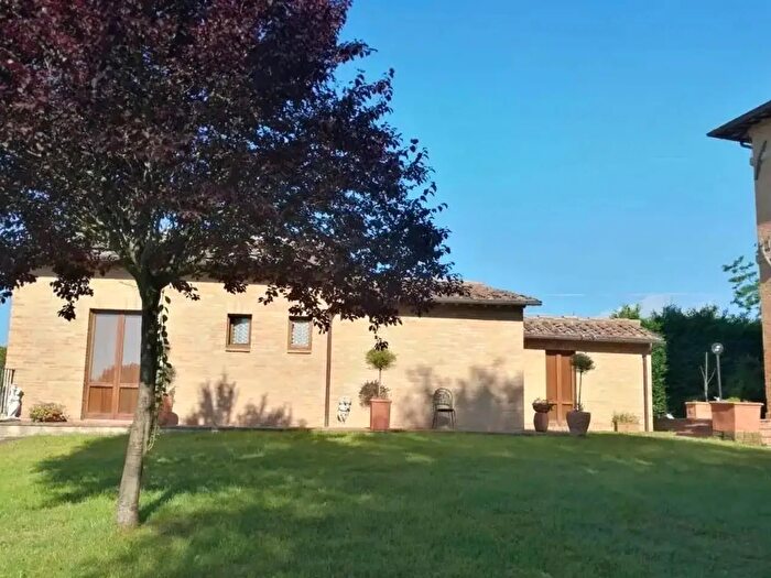 Casa con 8 locali in vendita in dei Tufi, Siena