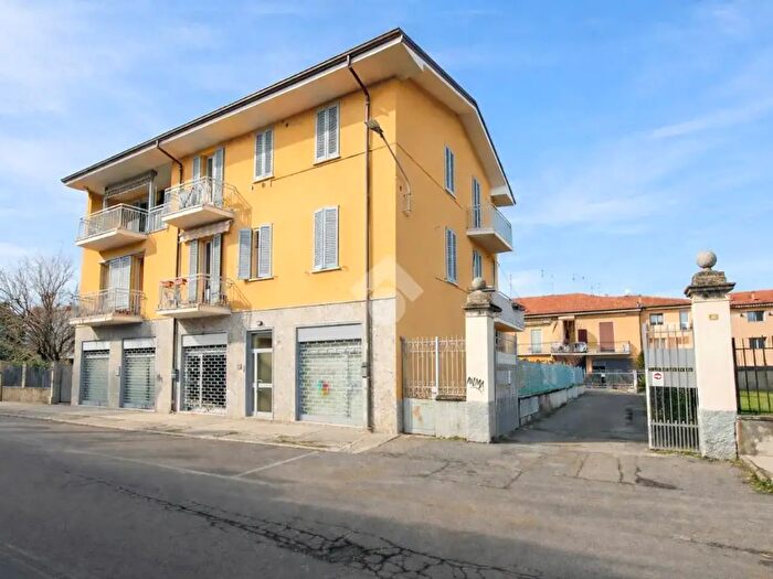 Appartamento bilocale in vendita in Via Stazione, Usmate Velate