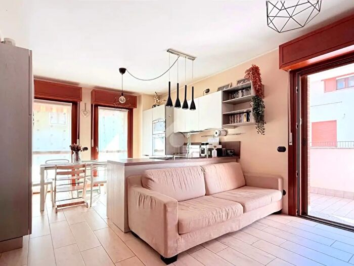 Appartamento trilocale in vendita in Via Varese, Bollate