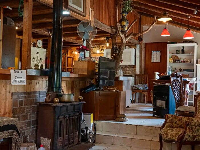 Casa con 6 locali in vendita in Via Terre Nere, Motta SantAnastasia