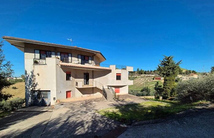 Casa con 12 locali in vendita in Bucchianico