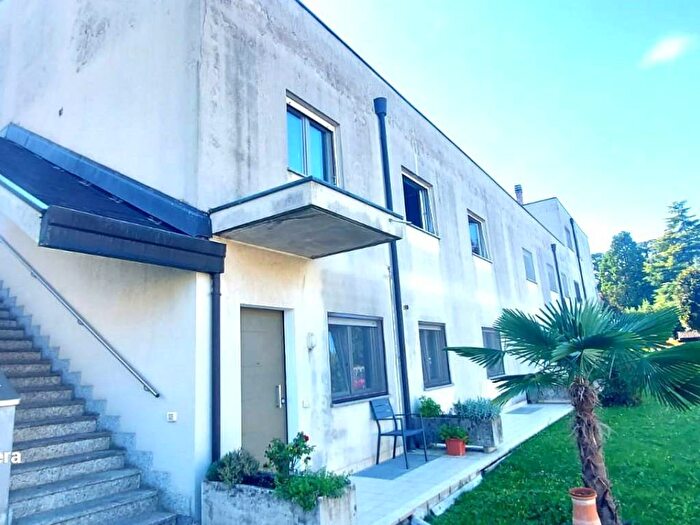 Appartamento quadrilocale in affitto in Via Ugo Foscolo, Mozzate