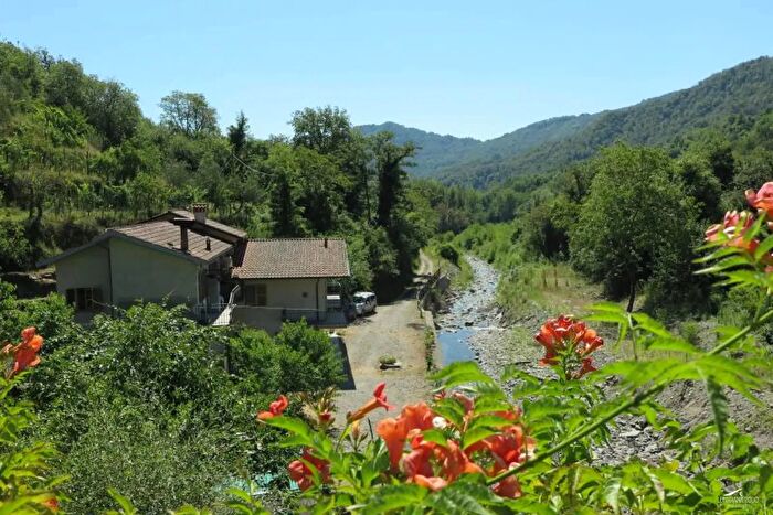 Casa con 14 locali in vendita in Tresana