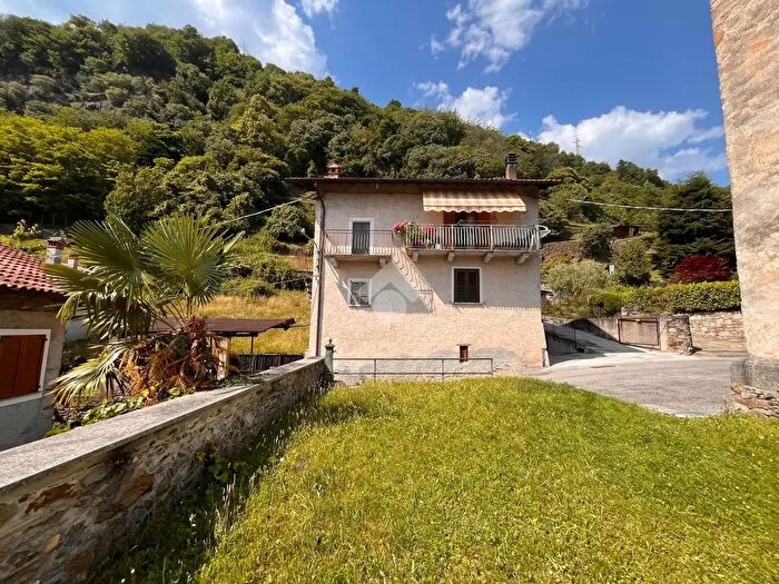 Casa trilocale in vendita in Via S Carlo, Gravedona ed Uniti