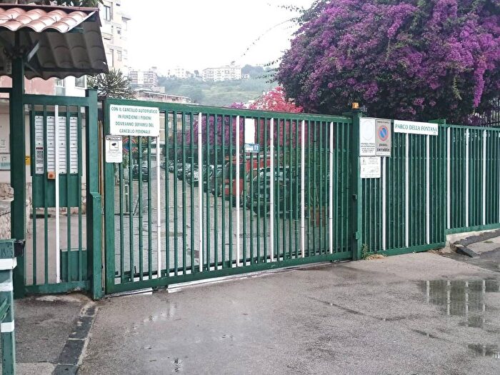 Appartamento quadrilocale in affitto in Via Luigi Mercantini, Fuorigrotta, Napoli