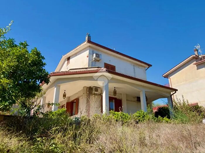 Casa con 7 locali in vendita in Via degli Olivi, Riano