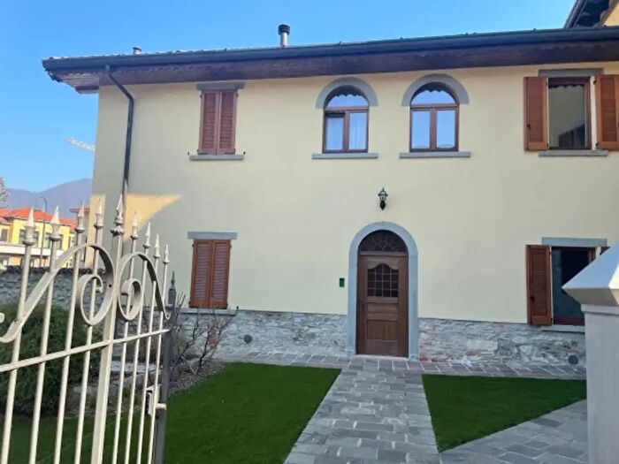 Appartamento quadrilocale in vendita in Piazza Fratelli Vassalli, Pradalunga