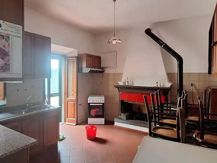 Casa con 6 locali in vendita in Bagni Di Lucca