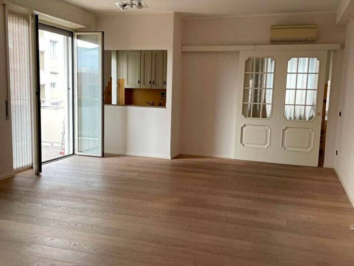 Appartamento quadrilocale in affitto in Via Erasmo Gattamelata, Monte Rosa Lotto, Milano