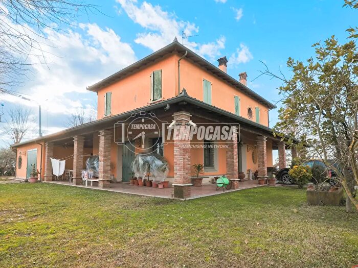 Casa con 6 locali in vendita in Dozza